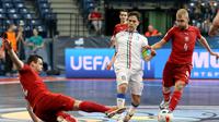 Kapten timnas futsal Italia, Gabriel Lima (tengah) mendapat tekanan dari dua pemain Ceko, David Cupak (kiri) dan Radim Zaruba (kanan) pada laga pamungkas Grup D putaran final Euro 2016, di Arena Belgrade, Senin (8/2/2016) dini hari WIB. Italia unggul tela
