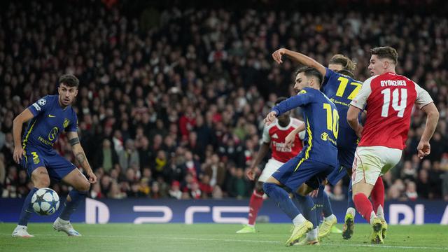 Striker Arsenal Viktor Gyokeres (kanan) mencetak gol ketiga timnya ke gawang Atletico Madrid di matchday 3 league phase Liga Champions 2025/26 di Emirates Stadium, Rabu (22/10/2025) dini hari WIB. (AP Photo/Alastair Grant)