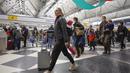 Wisatawan tiba untuk penerbangan di Terminal 1 United Airlines menjelang Liburan Natal di Bandara Internasional O'Hare di Chicago (22/12/2022). Peramal cuaca AS memperingatkan cuaca yang mengancam jiwa karena badai musim dingin mengancam akan mendatangkan malapetaka pada rencana perjalanan liburan bagi jutaan orang Amerika. (AFP/Kamil Krzaczynski)