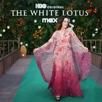 Para pemain The White Lotus tampil glamor di atas red carpet dengan gaya resort.
