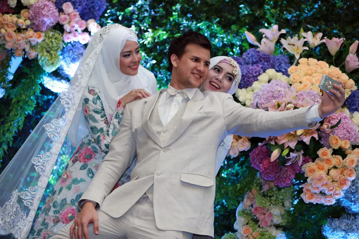 Risty Tagor dan Stuart Collin
