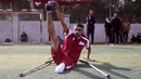 Ajang ini mendorong semangat inklusivitas dan sportivitas bagi penyandang disabilitas di Palestina. Tampak dalam foto, seorang penyandang disabilitas amputasi Palestina melakukan peregangan sebelum pertandingan sepak bola sebagai bagian dari ‘Hope Tournament’ atau Turnamen Harapan yang diselenggarakan oleh Asosiasi Deniz Feneri dan Asosiasi Sepak Bola Penyandang Disabilitas Palestina di Deir al-Balah, Jalur Gaza Tengah, pada 17 November 2025. (Bashar Taleb/AFP)
