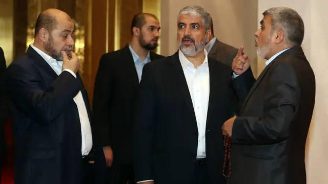 Khaled Meshaal, pemimpin politik Hamas sebelumnya (kanan). (Karim Jaafar/AFP)