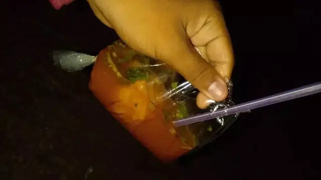 7 Potret Cara Absurd Makan Langsung dari Wadah Plastik Ini Kocak