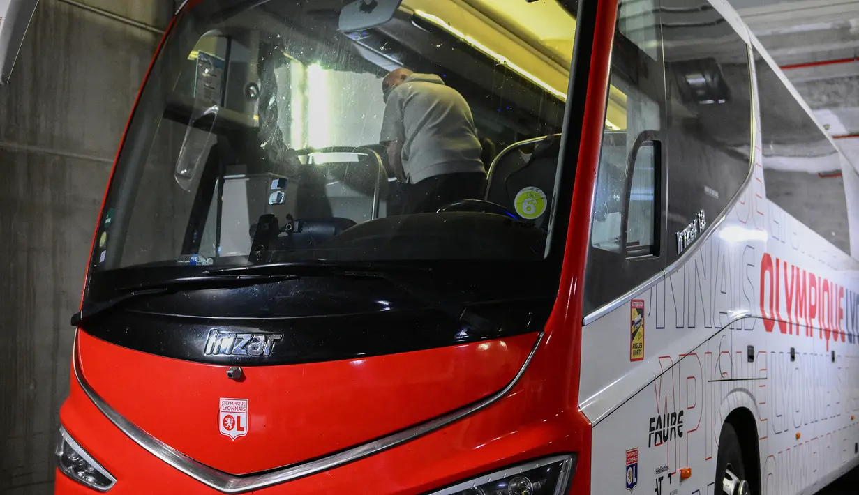 Seorang petugas memeriksa bus tim Lyon setelah terjadi penyerangan oleh suporter Marseille jelang laga pekan ke-10 Liga Prancis 2023 di Stade Velodrome, Marseille, Prancis pada Minggu (29/10/2023). Penyerangan tersebut membuat pelatih Lyon, Fabio Grosso, sampai terluka parah di bagian kepala. (AFP/Christophe Simon)