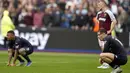 Reaksi pemain Manchester City Jack Grealish (kanan) dan Gabriel Jesus saat akhir laga melawan West Ham United pada pertandingan sepak bola Liga Inggris di London Stadium, London, Inggris, 15 Mei 2022. Pertandingan berakhir imbang 2-2. (AP Photo/Kirsty Wigglesworth)
