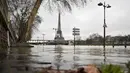 Banjir yang merendam tepi sungai Seine di dekat menara Eiffel dan distrik Beaugrenelle, Paris (23/1). Tingkat sungai Seine naik ke ketinggian 4.57 meter (15 kaki), beberapa meter lebih tinggi dari tingkat normalnya. (AFP Photo/Ludovic Marin)
