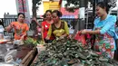 Pedagang kerang hijau saat merapihkan dagangannya di pasar Kramat jati, Jakarta Timur, Kamis (31/12). Jelang malam tahun baru, warga banyak berburu kerang hijau untuk merayakan malam tahun baru. (Liputan6.com/Yoppy Renato)