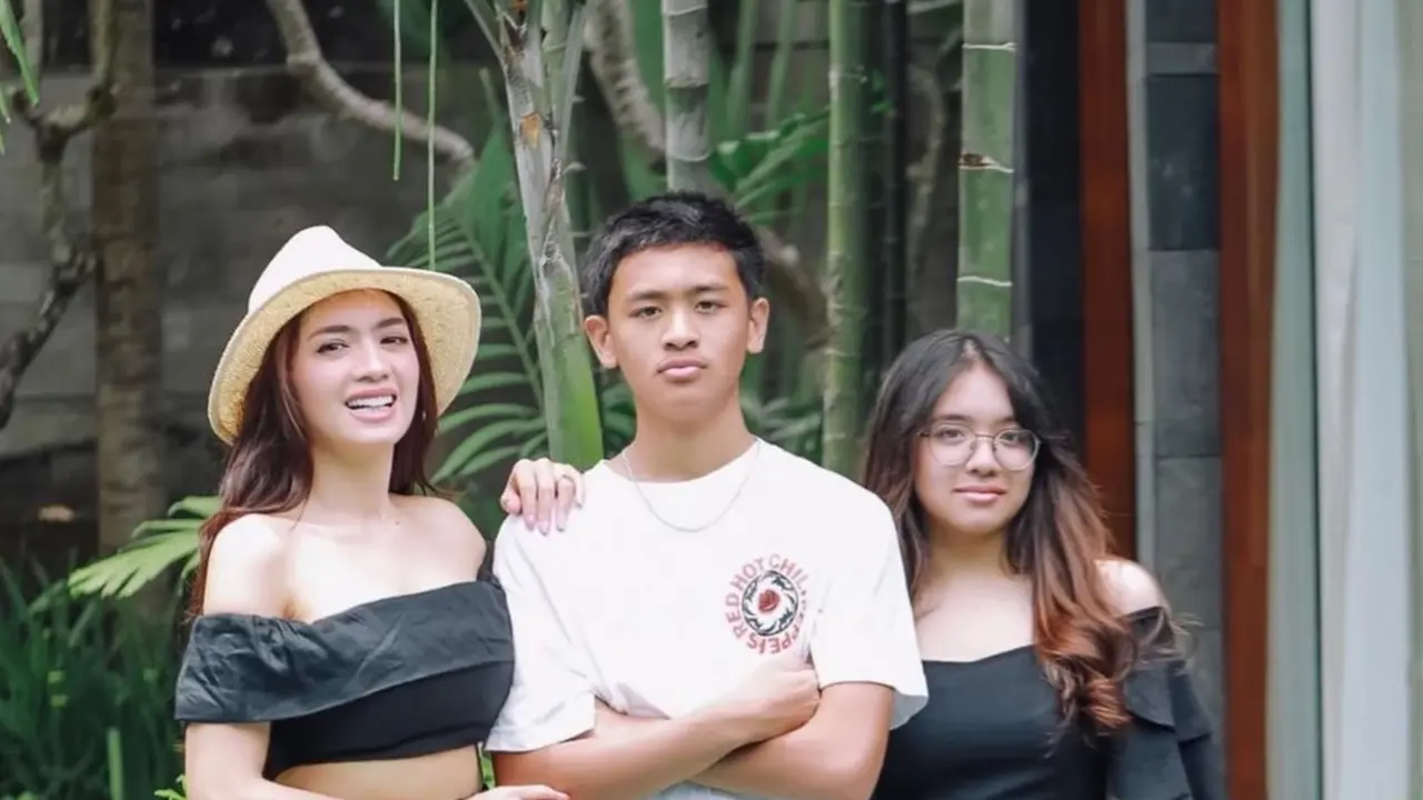 Angel Karamoy bersama dua anaknya, Junio dan Lovely (Instagram/@realangelkaramoy)