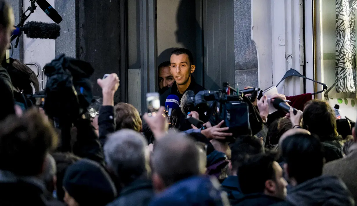 Mohamed Abdeslam , saudara dari Ibrahim Abdeslam , penyerang yang meninggal di Paris, memberi keterangan terkait penyelidikan serangan mematikan di Paris, di pinggiran kota Brussels, Molenbeek, Senin (16/11). (REUTERS/ Benoit De Freine)
