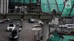 Kendaraan melintas dekat proyek pembangunan Jembatan layang (skybridge) CSW di Jakarta, Selasa (9/3/2021). Proyek pembangunan jembatan layang atau skybridge untuk integrasi Halte Transjakarta CSW di Stasiun MRT Asean ditargetkan selesai pada Mei 2021. (Liputan6.com/Johan Tallo)