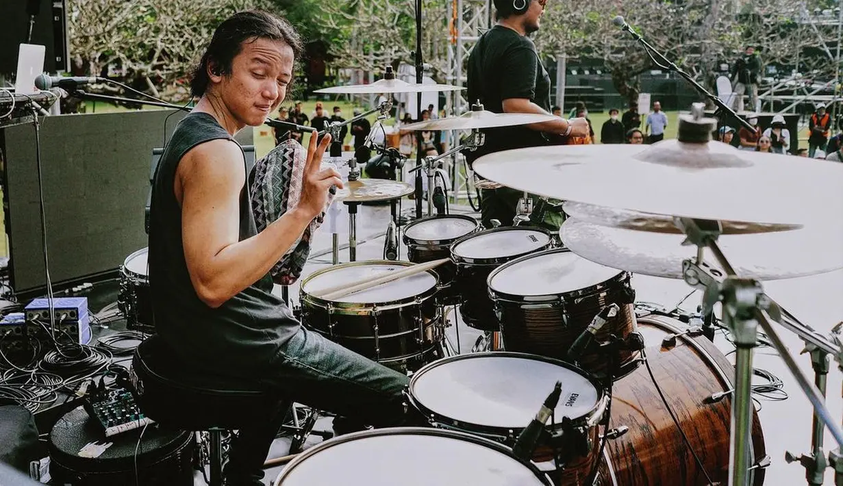 Ray Prasetya kerap memakai kaus tanpa lengan saat tampil bermain drum. Namun kali ini ia merasakan kedinginan. (Foto: Instagram/@rayprasetya22)