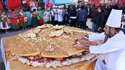 Sandwich Chola merupakan hidangan yang populer di La Paz. (AIZAR RALDES / AFP)