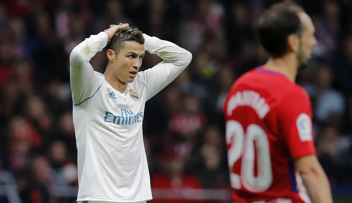 Striker Real Madrid, Crsitiano Ronaldo, tampak kecewa usai gagal membawa Real Madrid mengalahkan Atletico Madrid pada laga La Liga di Stadion Metropolitano, Sabtu (18/11/2017). Derbi Madrid tersebut berakhir dengan skor 0-0. (AP/Paul White)