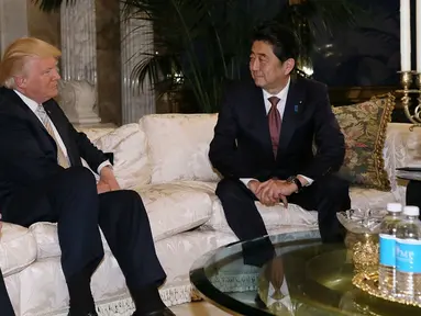 PM Jepang Shinzo Abe berbincang dengan Presiden AS terpilih Donald Trump di Trump Tower di Manhattan, New York, AS (17/18). Shinzo Abe Menjadi pemimpin asing pertama yang bertemu dengan Donald Trump. (Cabinet Public Relations Office/HANDOUT via Reuters)