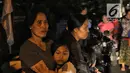 Warga berhamburan keluar rumah saat gempaberkekuatan 7 SR di Lombok dirasakan di kawasan Nusa Dua Bali, Minggu (5/8). Gempa mengguncang di kawasan Lombok Utara, Nusa Tenggara Barat (NTB). (Liputan6.com/Faizal Fanani)