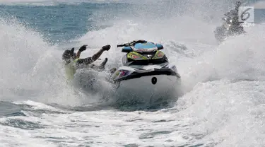 Seorang pemain jet ski terjatuh saat konvoi menuju pulau Pramuka pada acara Seadoo Club Indonesia (SCI) Peduli 2017 di Jakarta, Sabtu (17/6). Konvoi tersebut dilakukan untuk mengisi libur di bulan suci Ramadan. (Liputan6.com)