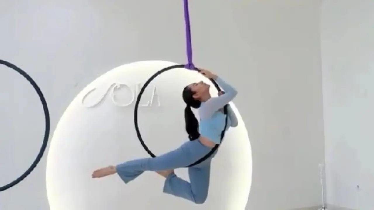 Potret Dinda Kirana saat Jalani Aerial Hoop (credit: instagram/dindakirana.s)