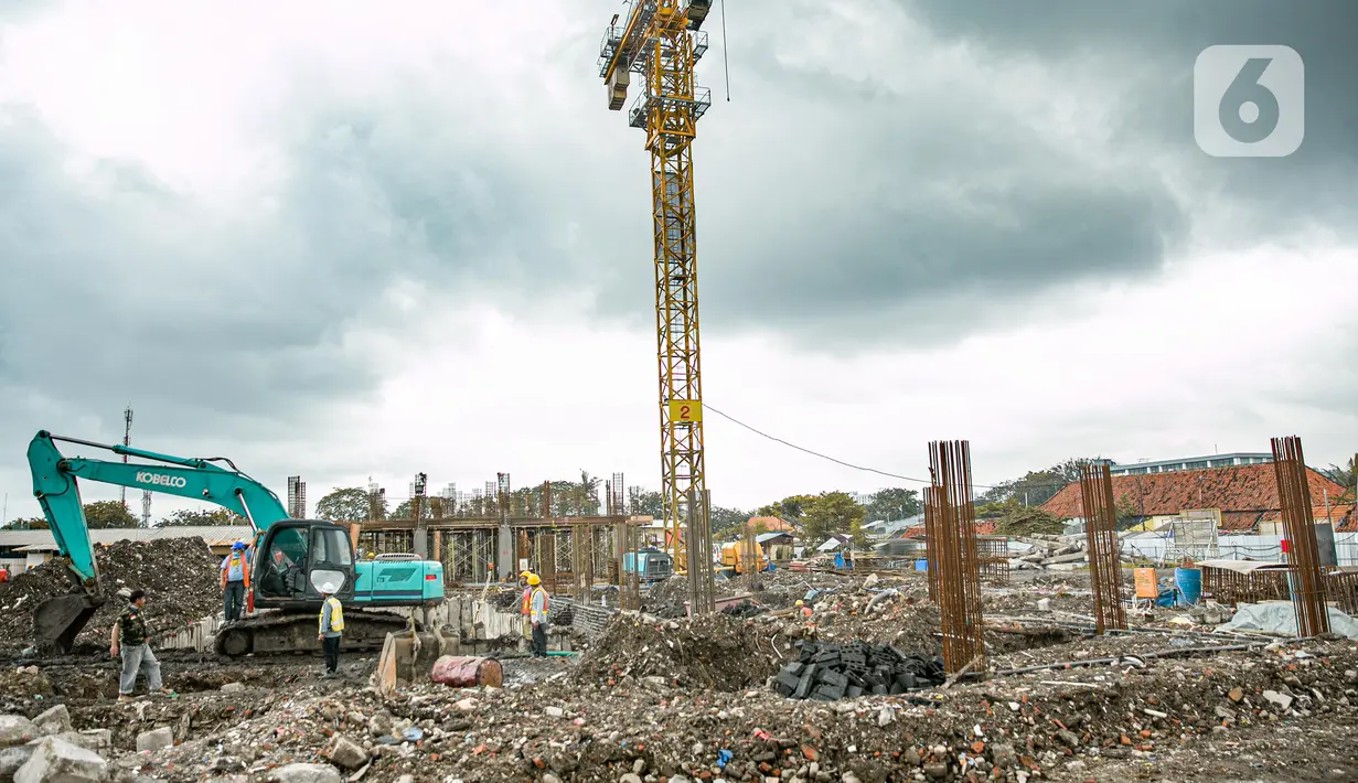 Alat berat terlihat di lokasi pembangunan Kampung Susun Akuarium di Jakarta, Rabu (17/2/2021). Progres pembangunan Kampung Susun Akuarium tersebut telah mencapai 30 persen dan ditargetkan rampung pada Agustus 2021 mendatang. (Liputan6.com/Faizal Fanani)