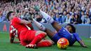  Pemain Liverpool, Emre Can (kiri), melanggar pemain Chelsea, Willian, saat Liverpool menang 3-1 atas Chelsea dalam laga Liga Inggris di Stadion Stamford Bridge, London, (31/10/2015). (AFP/Ian Kington).