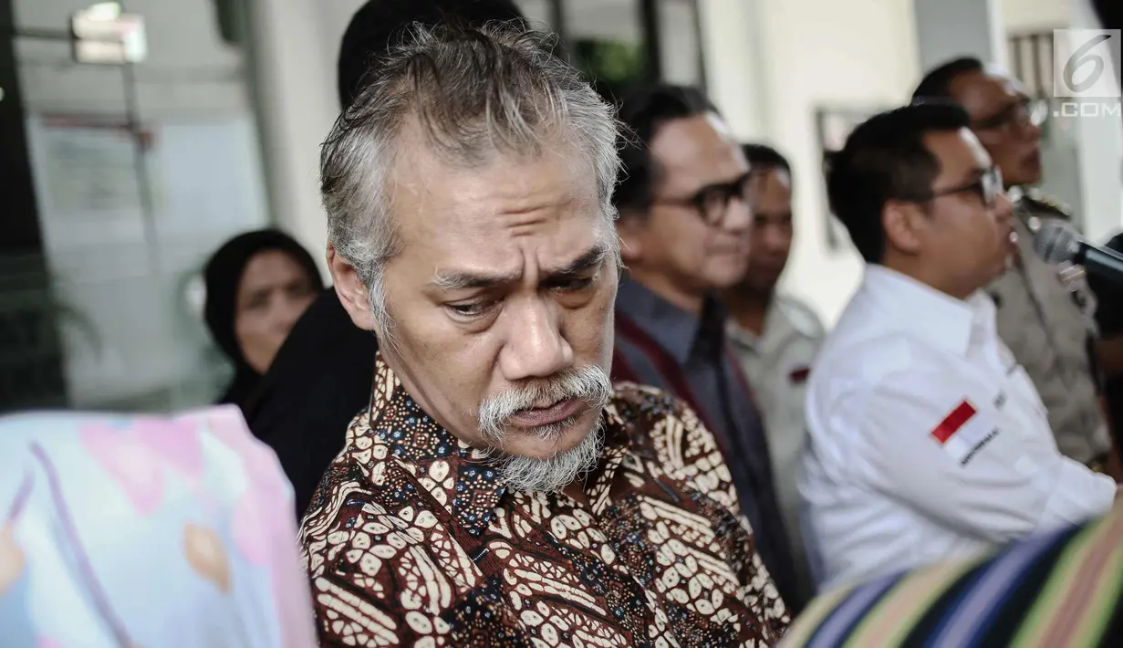 Aktor Tio Pakusadewo sebelum dibawa ke Kejaksaan Negeri Jakarta Selatan di Direktorat Reserse Narkoba Polda Metro Jaya, Jakarta, Selasa (3/4). Berkas perkara narkoba Tio Pakusadewo telah lengkap dan dinyatakan P21. (Liputan6.com/Faizal Fanani)