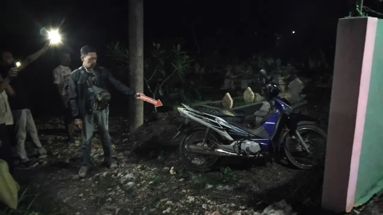 Penampakan motor yang disembunyikan maling di kuburan, Dukuh Kendilan, RT 01 RW 01 Desa Gadu, Kecamatan Sambong, Kabupaten Blora, Jawa Tengah.(Liputan6.com/Ahmad Adirin)