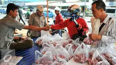 Warga berdatangan untuk membeli bawang merah, Jakarta, Kamis (26/5/2016). Kementerian Pertanian menggelar pasar murah di kawasan Pasar Minggu, Jaksel. (Liputan6.com/Yoppy Renato)