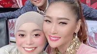 Inul Daratista memberikan ucapan selamat menempuh hidup baru kepada Lesti Kejora (https://www.instagram.com/p/COvJhAxF9HN/)