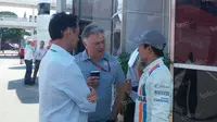 Pebalap Manor Racing asal Indonesia, Rio Haryanto, berdiskusi dengan manajernya, Piers Hunnisett (kiri), dan seorang kru Manor Racing seusai balapan F1 GP Spanyol di Sirkuit Catalunya, Spanyol, Minggu (15/5/2016). (Bola.com/Reza Khomaini)