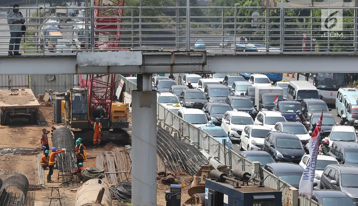 Kondisi lalu lintas di samping proyek LRT Jabodetabek di kawasan Cawang, Jakarta Timur, Selasa (22/8). Kawasan perluasan ganjil genap tersebut yaitu kawasan Cawang sampai Jalan Rasuna Said. (Liputan6.com/Immanuel Antonius)