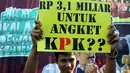 Mahasiswa membawa membawa poster saat melakukan Aksi di depan Gedung MPR/DPR Jakarta, Jumat (16/6). Dalam aksinya mereka menuntut Tolak Angket KPK. (Liputan6.com/Johan Tallo)