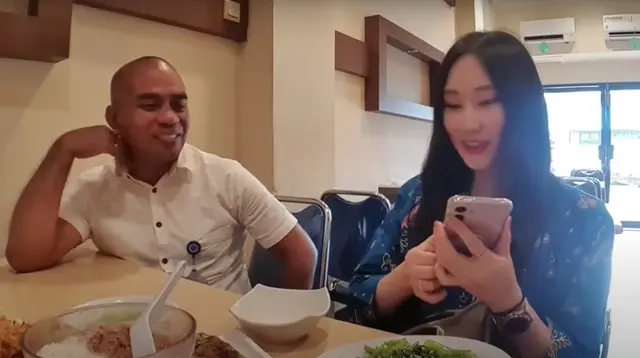 Viral pejabat lelaki Kemenhub ini secara terang-terangan ngajak ke Hotel seorang YouTuber asal Korea Selatan yang tengah liburan ke Manado (dok: AKun Youtub JIAH)