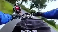Pemotor Masuk Jurang gegara Disalip Moge di Cianjur, Selamat usai Tersangkut di Pohon