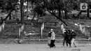 Warga meninggalkan area khusus pemakaman jenazah dengan protokol COVID-19 di TPU Bambu Apus, Jakarta, Kamis (28/1/2021). Hingga Kamis (28/1), di Indonesia, jumlah orang yang meninggal dunia akibat terpapar COVID-19 berjumlah 29.331 jiwa. (Liputan6.com/Helmi Fithriansyah)