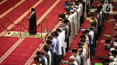 Umat muslim melaksanakan sholat Jumat terakhir pada Ramadhan 1443 H di Masjid Istiqlal, Jakarta, Jumat (29/4/2021). Berdasarkan hisab, Hari Raya Idul Fitri jatuh pada 2 Mei 2022 sementara pelaksanaan rukyatul hilal (melihat posisi bulan) akan dilakukan sehari sebelumnya. (Liputan6.com/Faizal Fanani)