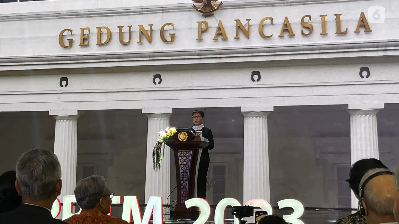 Menteri Luar Negeri RI Retno Marsudi dalam Pernyataan Pers Tahunan Menteri Luar Negeri 2023 (PPTM 2023). (Liputan6.com/R. Trimutia Hatta)