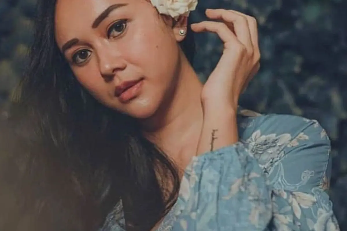 Pesona Aura Kasih Pakai Bunga di Telinga, Pancarkan Kecantikan Natural