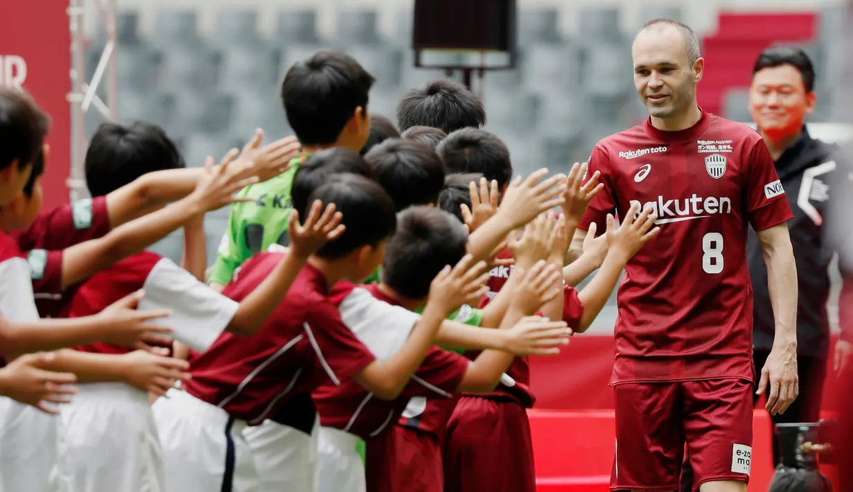 Legenda Barcelona, Andres Iniesta menyambut penggemarnya seusai resmi bergabung dengan Vissel Kobe di NOEVIR Stadium Kobe, Sabtu (26/5). Iniesta muncul di hadapan publik Jepang sejak menandatangani kontrak bersama Vissel Kobe (Michi Ono/Kyodo News via AP)