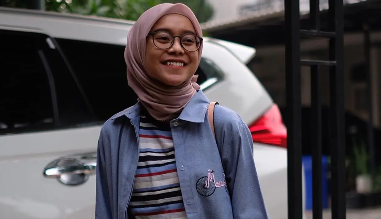 Lesty Kejora juga lebih sering berpenampilan kasual di beberapa kesempatan. Bahkan, model hijab yang dikenakan oleh Lesty pun cukup simpel. (Liputan6.com/IG/@lestykejora)