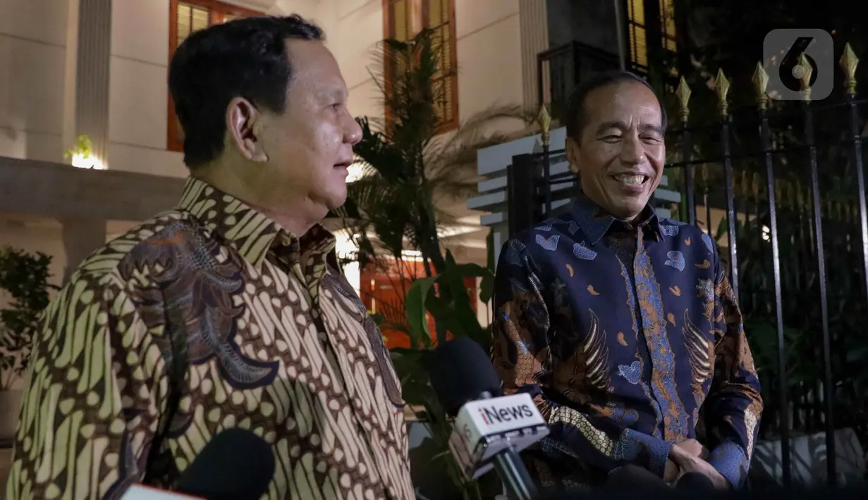 Presiden Republik Indonesia, Prabowo Subianto (kiri) bersama Presiden ke-7 Joko Widodo memberikan keterangan usai melakukan pertemuan di Jalan Kertanegara IV, Jakarta Selatan, Jumat (6/12/2024). (Liputan6.com/Herman Zakharia)