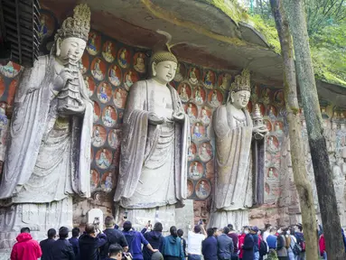 Sejumlah wisatawan mengunjungi Pahatan Batu Dazu di Distrik Dazu, Kota Chongqing, China pada 12 November 2020. Objek wisata ini mencatat peningkatan jumlah wisatawan sejak dibuka kembali pada Juni, dengan sekitar 2.000 wisatawan sehari. (Xinhua/Liu Chan)