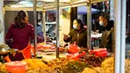 Warga membeli makanan di sebuah kedai di wilayah Xiushan, Chongqing, China barat daya, Jumat (27/2/2020). Kegiatan produksi dan kehidupan sehari-hari warga berangsur normal berkat upaya pengendalian virus corona COVID-19 yang efektif di Xiushan. (Xinhua/Liu Chan)