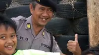 Ini sosok polisi kocak dan jago lempar berbagai benda ke target yang berada di balik video viral ‘Masuk Pak Eko’. (Instagram)