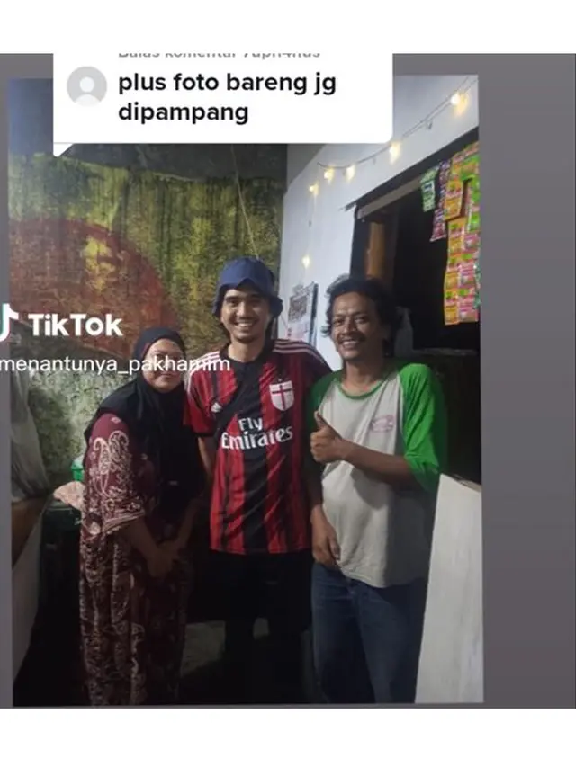 6 Potret Duta Sheila On 7 Makan di Warteg, Tampil Santai Pakai Jersey Bola