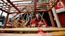 Perajin menyelesaikan pembuatan kerajinan dari rotan di kawasan Tangerang, Banten, Rabu (17/2/2021). Pandemi corona memukul banyak sektor usaha tak terkecuali UMKM akibat adanya pembatasan aktivitas masyarakat yang membuat omzet penjualan kerajinan rotan menurun. (Liputan6.com/Angga Yuniar)
