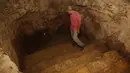 Tal melihat kolam ritual Yahudi (Mikveh) yang ditemukan di bawah tanah rumahnya di Ein Karem, Yerusalem (1/7/2015). Ein Karem dianggap sebagai tempat suci bagi umat Kristiani Pembaptis Yohanes diketahui lahir di wilayah tersebut. (AFP/GALI TIBBON)