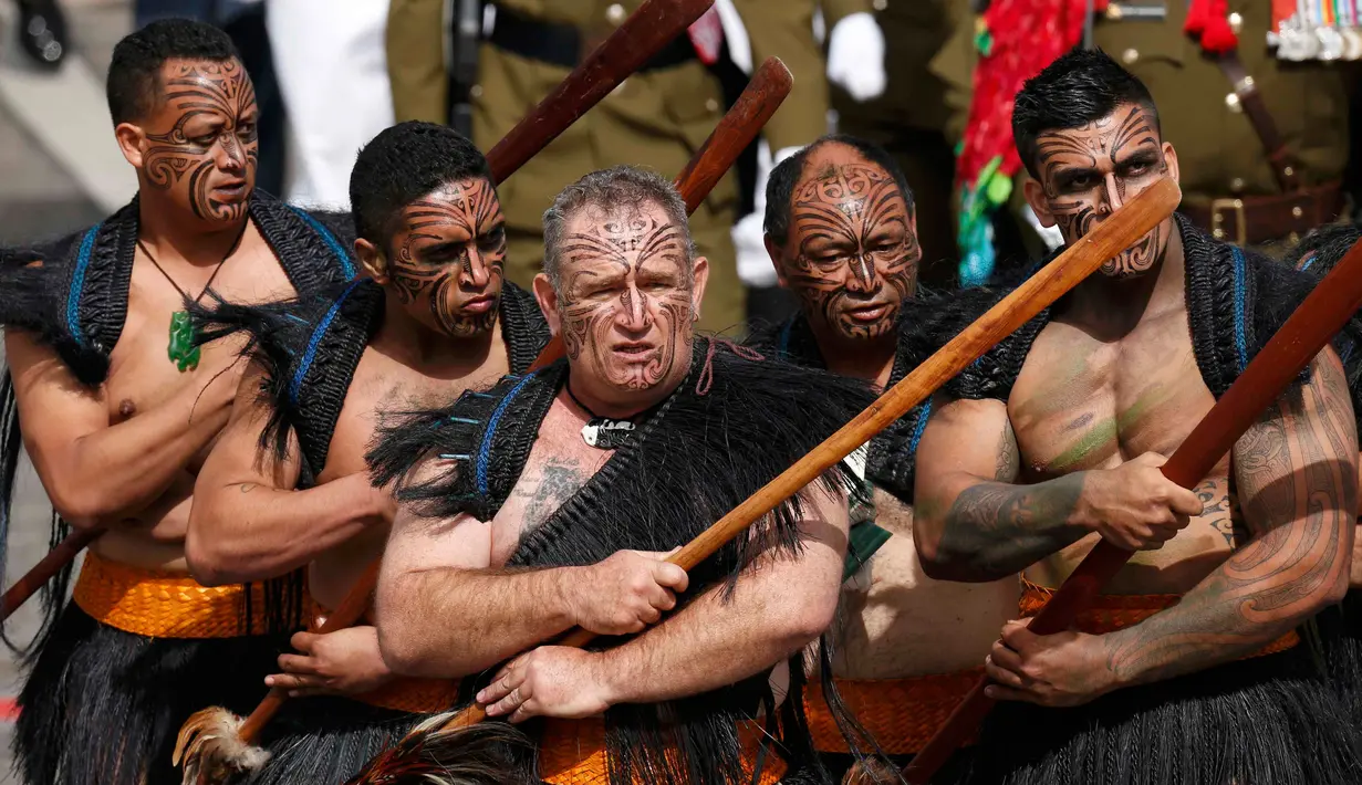 Prajurit Maori atau penduduk asli di Selandia Baru menunjukkan aksi mereka pada perayaan Hari Bastille di Champs Elysees, Paris , Prancis , (14/7).  Orang Maori yang terkenal sebagai petarung ini ramaikan hari Nasional Perancis. (REUTERS / Benoit Tessier)