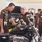 Kepala Kejati Jawa Barat, Asep Nana Mulyana meninjau barang bukti rampasan perkara di galeri barang bukti Kejari Kota Depok. (Liputan6.com/Dicky Agung Prihanto)