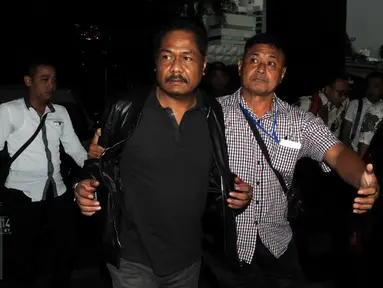 Politisi Partai Golkar, Budi Supriyanto saat tiba gedung KPK, Jakarta,Selasa (15/3/2016). Jemput paksa yang dilakukan KPK terhadap anggota Komisi V DPR RI tersebut lantaran telah dua kali mangkir dari panggilan KPK. (Liputan6.com/Helmi Afandi)