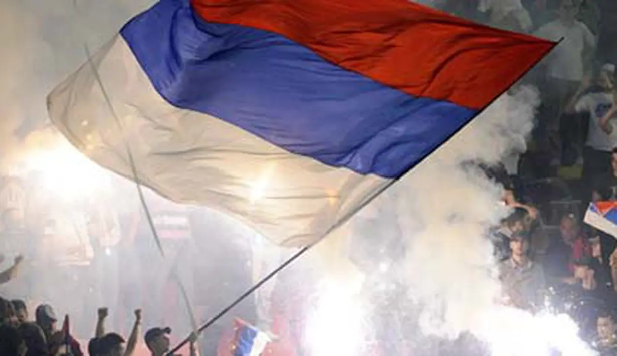 Aksi gebyar bendera dan mercon para pendukung Timnas Serbia di laga kualifikasi PD 2010 Zona Eropa Grup 7 melawan Austria di Beograd, 6 Juni 2009. AFP PHOTO / ANDREJ ISAKOVIC 